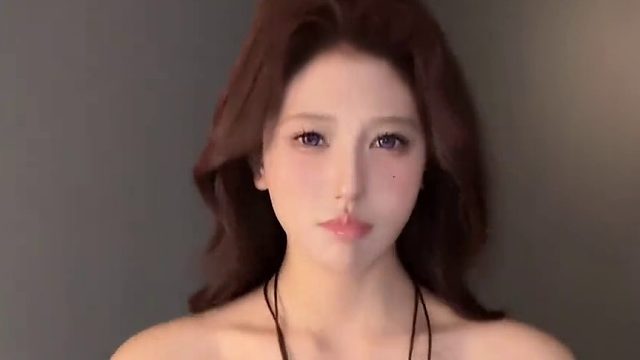 她娇艳欲滴，像一朵快要腐烂的花
