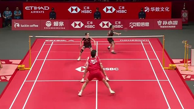 凤凰组合开局连得5分，控制网前和推底线对角打乱其节奏，没有给对手起势的机会