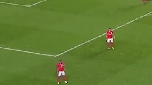 这也算名场面了，这个拥抱也许拯救了这个门将的职业生涯