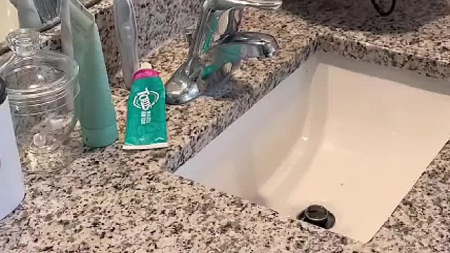 外国小姐姐沉浸式打扫儿童浴室 助眠视频