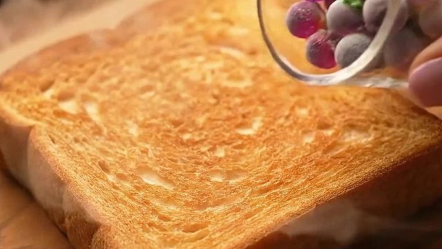 太解压了下雨天的冰镇水果，配上吐司  下雨天的冰镇水果，配上刚烤好的吐司  刚从冰箱里拿出来，还带着冰霜～ 视频为AI创意