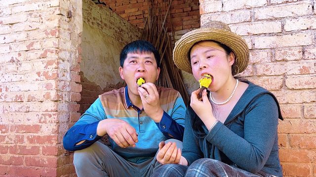 夫妻俩去地里干活，中午肚子饿了，看看在地里吃的啥？