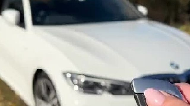 外国小姐姐清理爱车并收纳