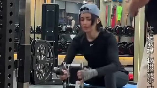 女生撸铁装弱想蒙混过关，没想到教练“火眼金睛”神预判