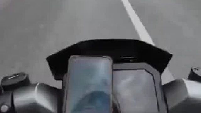 小哥：你不会看灯吗是红灯，女子：红灯我不能走吗你自己骑那么快