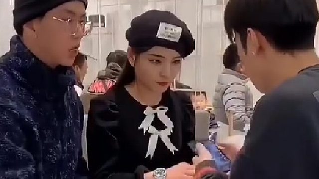 也不知道为什么这些人不用上班又有好多钱又帅