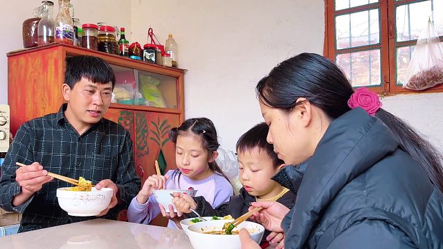 38岁小伙娶了个媳妇，生了2个孩子，看看每个月生活费要多少