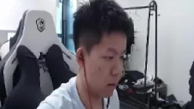 菜就多练，公屏发不出来 念旧排位穿点被质疑开科技，念旧解释的时候并给出理由，想打菜就多练，结果发不出去。