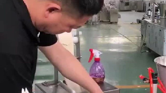 网友分享全自动馄饨机，一小时能生产8000个馄饨