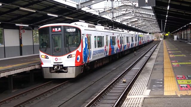 JR西日本大阪环状线 大阪城公园站出入的电车