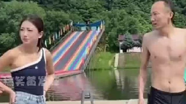 男子演示正确入水姿势，身后小姐姐一个动作，让男子尴尬了！