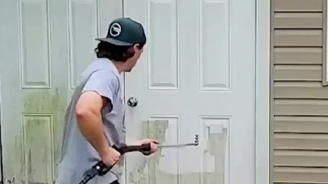 英国小哥一大早就开始清洁自家房子