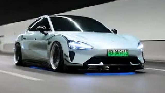 隧道拍车，光影掠过，速度与暗涌，都在镜头里