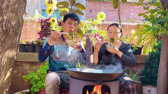 媳妇儿白开水煮野菜，打个蘸料像吃火锅一样，小两口吃的津津有味