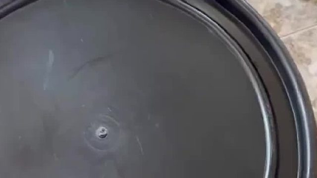 外国小哥哥沉浸式做酒酿准备