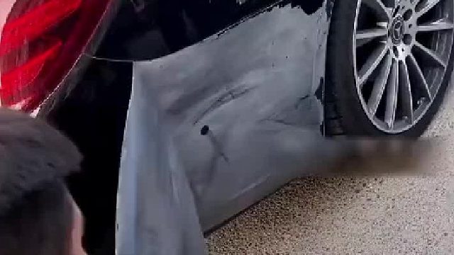 迈巴赫贴膜时很开心，撕膜时车主哭了，原版原漆被毁的一塌糊涂
