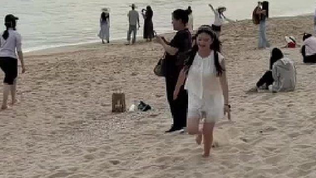 女子在沙滩上狂奔，结果男子突然抬头说了句话