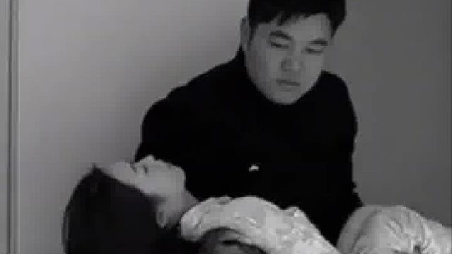 男子半夜想偷偷抱走老婆，被女儿一句话说到无地自容