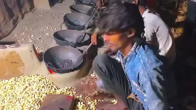 印度作坊批量爆爆米花，满地金黄像黄金海洋