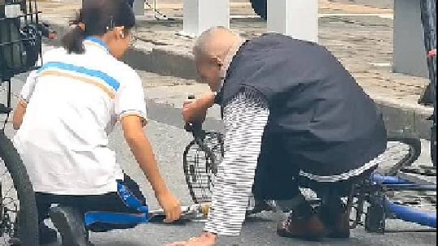 老人骑车摔倒了，不少路人都视而不见！只有小学生把他扶起来了！