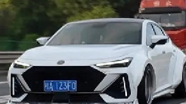 别拿你那又细又窄的univ配曲了