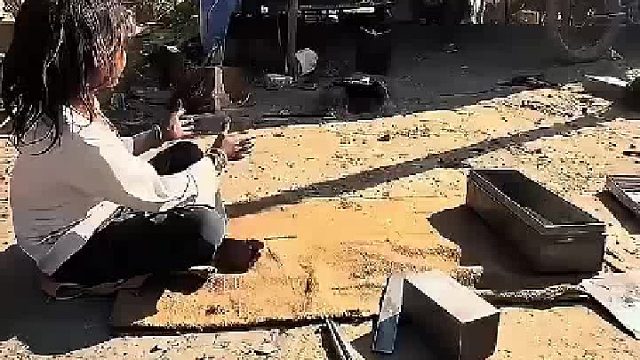 小女孩用废弃铁桶纯手工制作出一款家庭用具