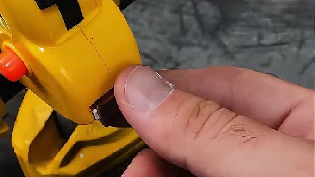 男子将卷尺改造成一款非常实用的工具，真的是太有创意了