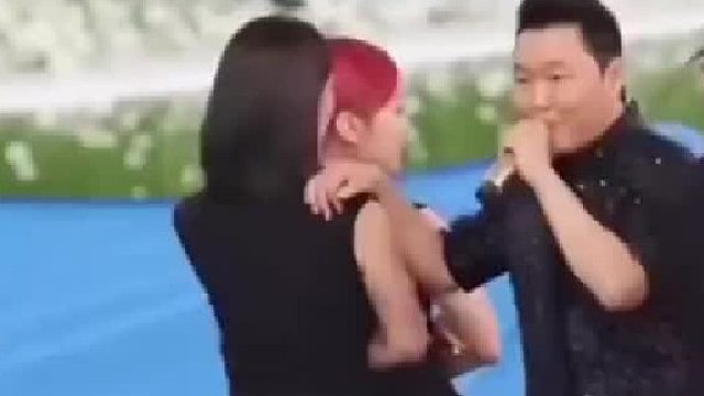 鸟叔演出现场的小插曲，看了十几遍总感觉美女没有错啊