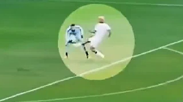 门将禁区内低头捡球的0.5秒 对手已经完成破门