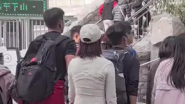 真实的泰山陪爬，男生拉黑着女生上山还是要自己走