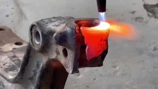 巴基斯坦师傅修复卡车前桥座孔