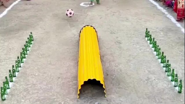 把足球踢进管道，并击倒不锈钢盆，就能赢得面粉和食用油的大奖