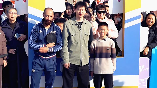 大牌来了！周雨空降乒超嘉年华，现场PK小孩哥和外国友人