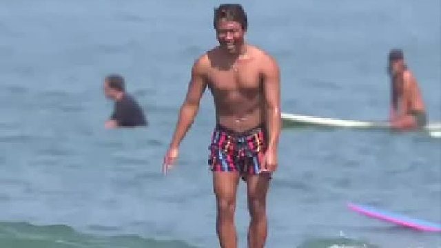 碧海蓝天间，冲浪者与浪共舞