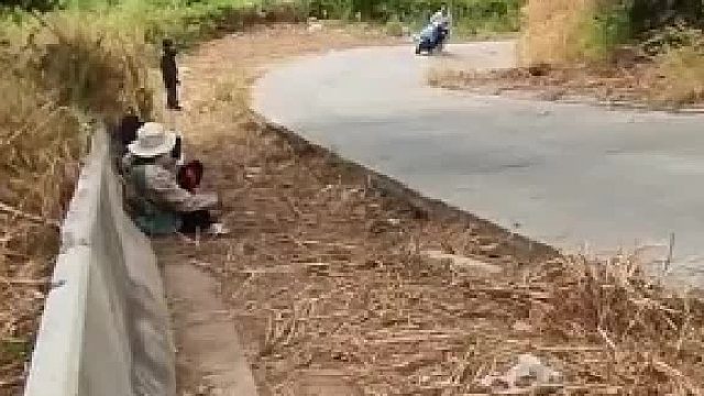 摩托车VS死亡陡坡！最后皮卡加入战局…结局太意外！
