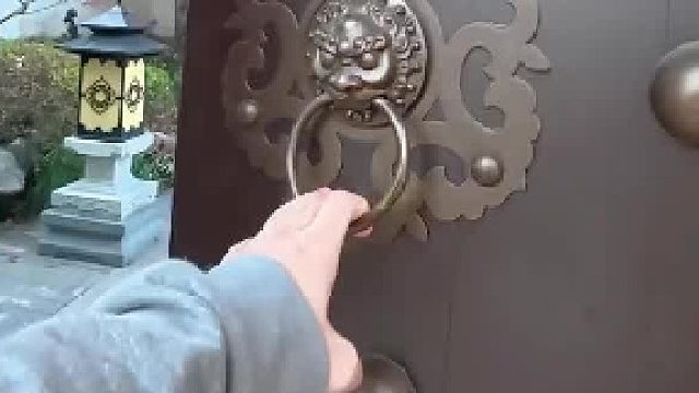 男子回自家院子第一视角