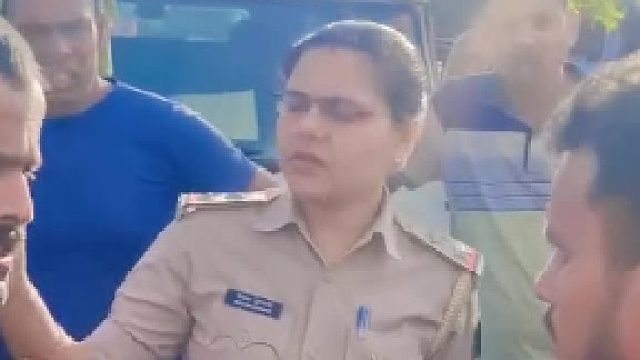 印度交警查酒驾全靠鼻子闻，被查到直接扇耳光