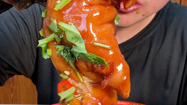 晚上饿了来点小猪蹄，解解馋