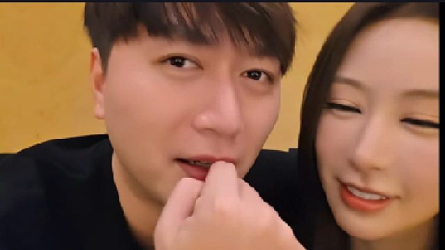 【小酷】小酷和小姐姐大庭广众玩这么花，真的6！