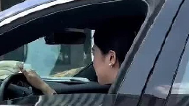 停车看见个美女小姐姐