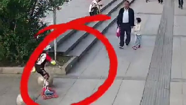 小车主责，都开到人家滑冰场了