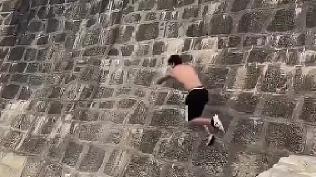 之所以敢玩是因为下面是水，不是岩浆