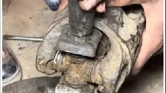 万向节损坏成这样还能被修复，看巴基斯坦师傅的维修操作
