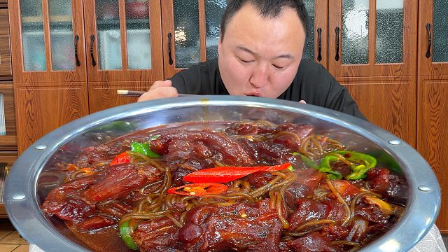 老丈人送来点牛蹄筋，做红烧牛蹄筋，软糯Q弹，胶原蛋白满满。