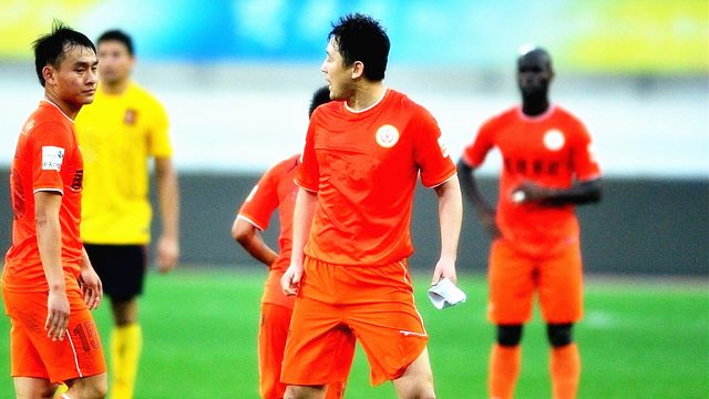 国足名场面：孙继海两黄变一红，不满判罚怒喷主裁马宁！