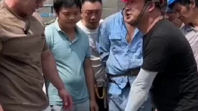 工地拿银砖挑战25公斤挑战成功奖励2000块