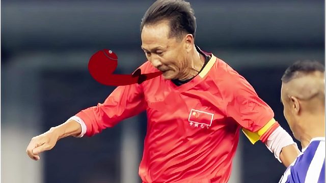 爷青回！60多岁沈祥福连续变向过人，现在国足谁可比拟？