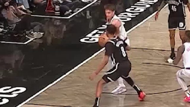 拉塞尔从背后盖帽对手，约翰逊一条龙起飞扣篮