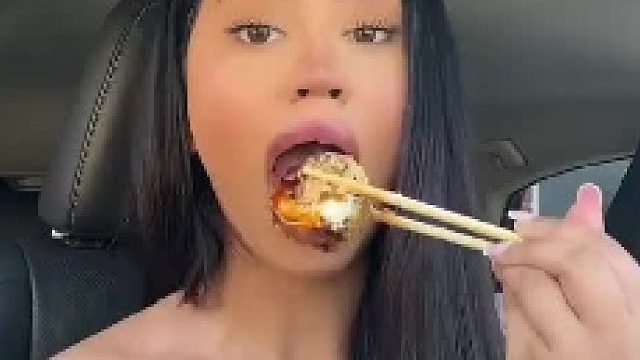 亚裔美女沉浸式吃寿司