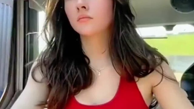 农场主女儿收获土豆的一天